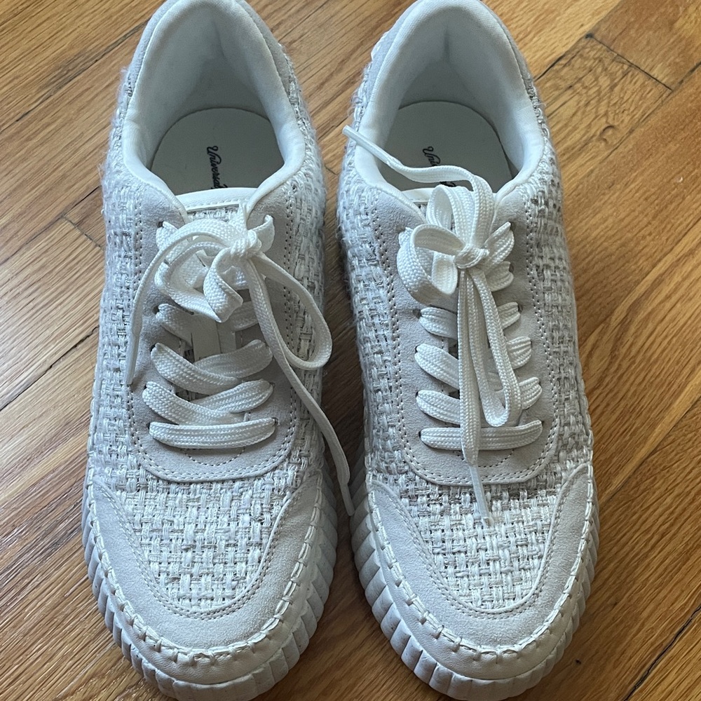 Universal Thread White Textured Sneakers
